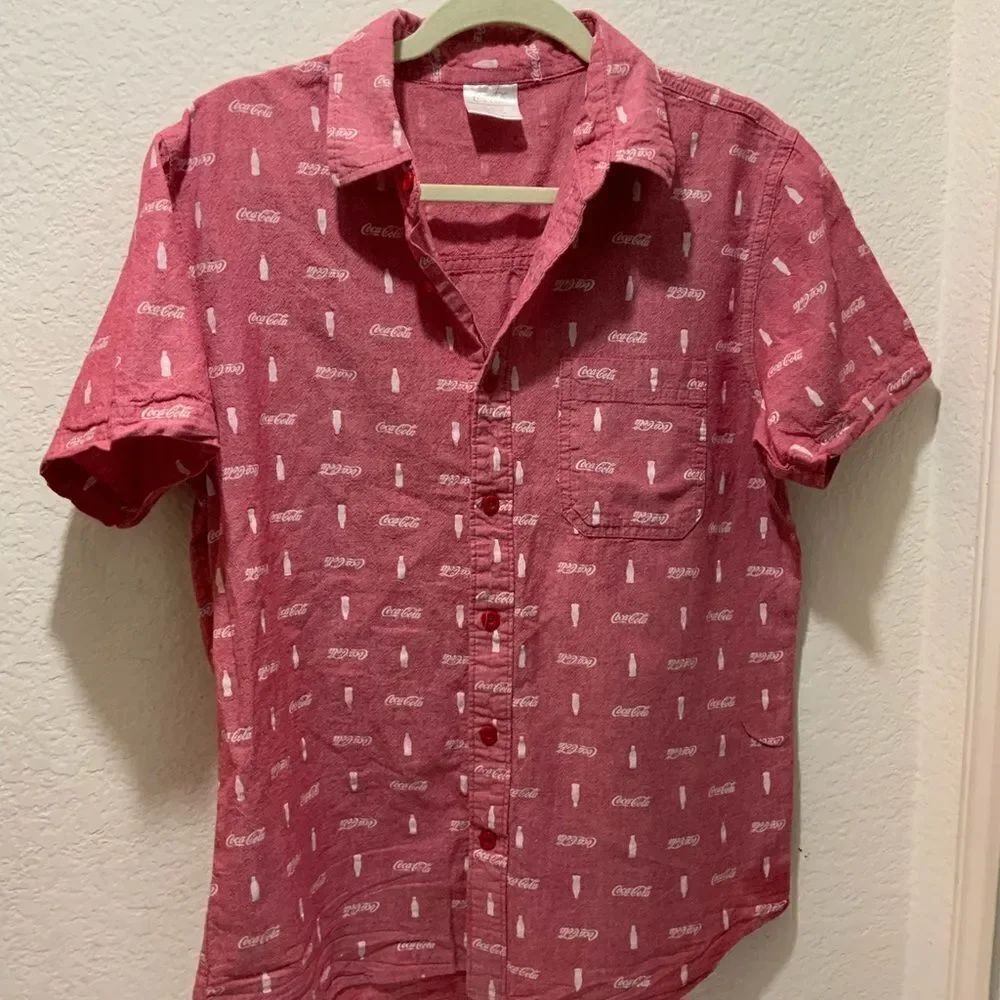 Coca Cola Men's Button Up Logo Shirt Size M red White Short Sleeve